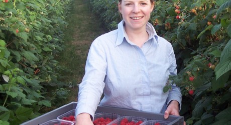 34370_Claire-in-the-polytunnel