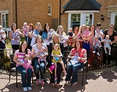 34341_Victoria-Dempsey-with-14-of-the-16-new-mums-at-Morningside-Gardens